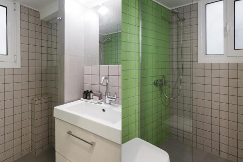 Vannas istaba naktsmītnē Unique 2BR Apartment in Filothei by UPSTREET