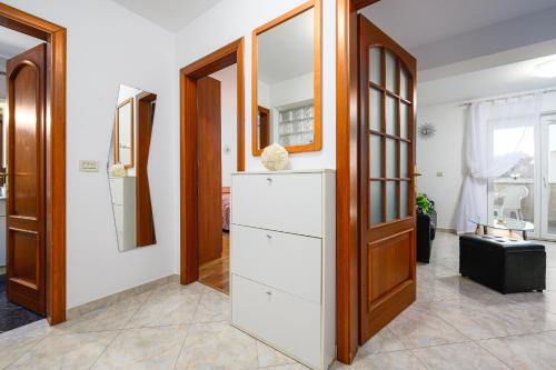 Cette chambre comprend une commode blanche et une porte. dans l'établissement Stancija Amorozo 6, à Poreč