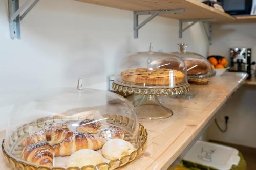 un bancone con diversi vassoi di prodotti da forno e pane di Romeo&giuliet a Marsala