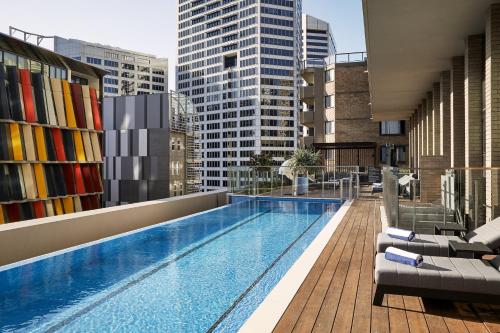 Crowne Plaza Sydney Darling Harbour, an IHG Hotel游泳池或附近泳池