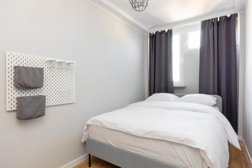 מיטה או מיטות בחדר ב-Park Mirowski Blue Apartment