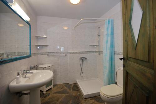 Phòng tắm tại Villa Flora Views exciting imagination, 2 Apartments