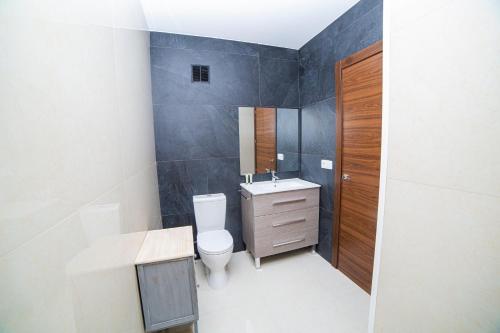 Kylpyhuone majoituspaikassa Apartamentos Turísticos Los Olivos