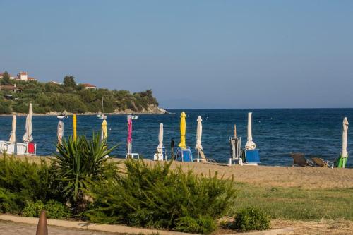 Gambar di galeri bagi Stylish beach house by the sea di Yerakiní