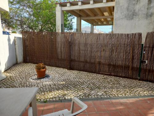 ラゴスにあるVilla Britoの塀と鉢植えの植物のあるパティオ