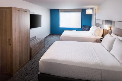 Postel nebo postele na pokoji v ubytování Holiday Inn Express and Suites Los Alamos Entrada Park by IHG
