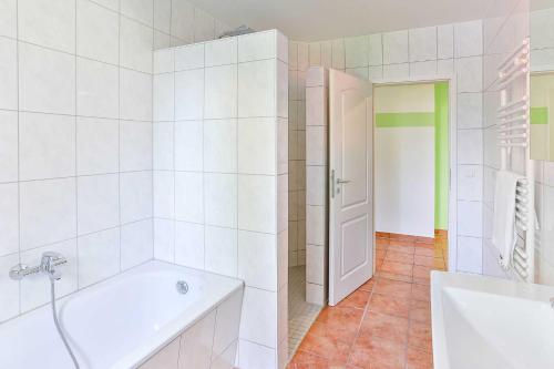 uma casa de banho branca com uma banheira e um lavatório em Ferienwohnung Möwe em Lanken