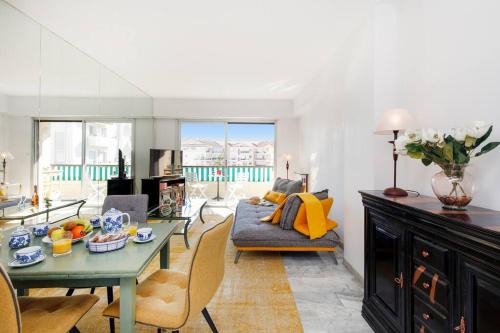 un salon avec une table et un canapé dans l'établissement ELEGANCE YourHostHelper, au Cannet