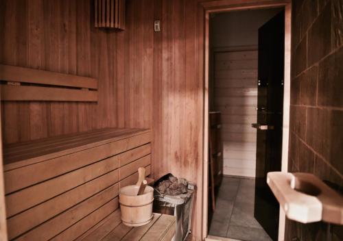 Habitación con sauna, aseo y lavabo. en Chata w Szczyrku, en Szczyrk