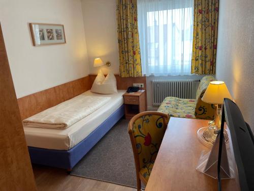 穆特爾斯塔特的住宿－艾布納特酒店，小型酒店客房配有一张床和一张桌子