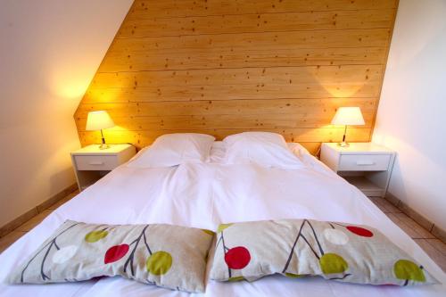 1 cama en una habitación con 2 lámparas en 2 mesas en Gîte l'Agapé en Riquewihr