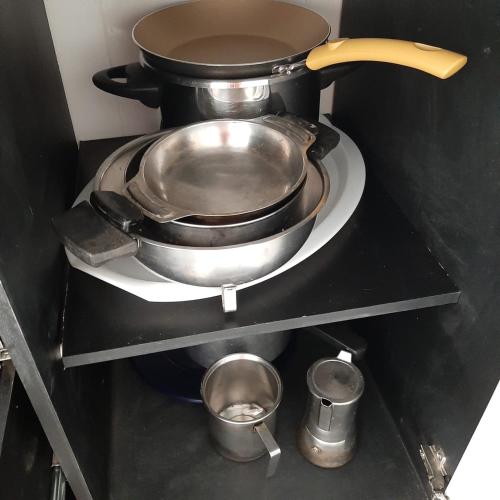 two pots and pans on a shelf in a kitchen at Casa Vitória em barra de jacuipe in Campos
