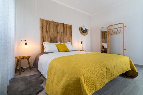 1 dormitorio con 1 cama grande con manta amarilla en HOME@abrantes, en Abrantes