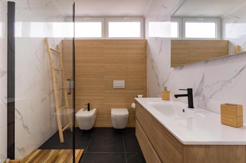 a bathroom with a sink and a toilet at HOME@abrantes in Abrantes