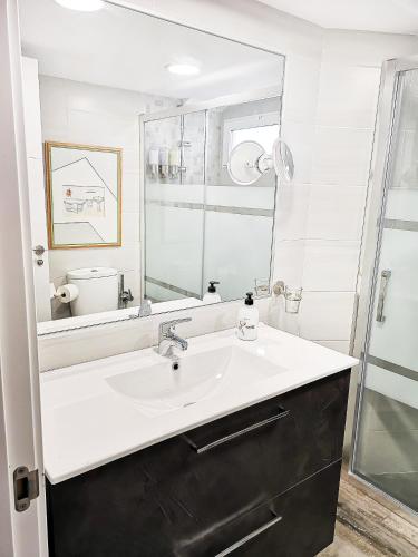 a bathroom with a sink and a mirror at Apartamento Ibañez in Benidorm