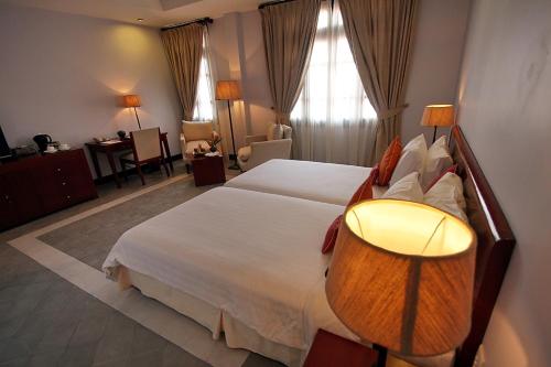 
A bed or beds in a room at Villa Hue Hotel
