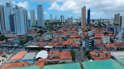 une vue aérienne sur une ville avec des bâtiments dans l'établissement Residencial Amazonia Apto 1205, à João Pessoa