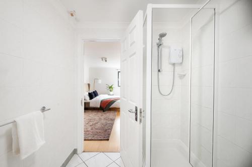 Bilik mandi di Riverside Two Bedroom Apartment in Canary Wharf