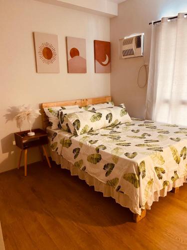 a bedroom with a bed and a nightstand with a bed sidx sidx at Mesatierra Garden Residences in Davao City