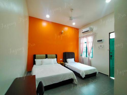 Postel nebo postele na pokoji v ubytování anjung ara suites and roomstays