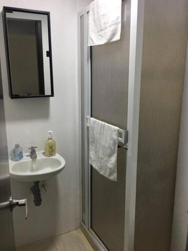 a bathroom with a sink and a shower with a mirror at ALOJAMIENO CERCA A UKUMARI, CONSOTA, EXPOFUTURO in Pereira