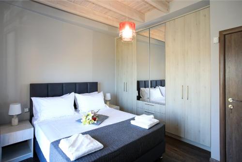 Ένα ή περισσότερα κρεβάτια σε δωμάτιο στο Design Villa Nicol - Heated Pool - Summer kitchen