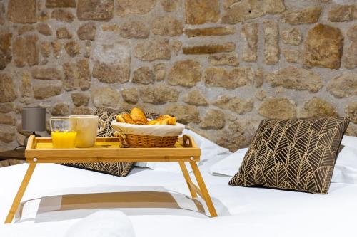 サン・テニャンにあるLe Souplex du Tanneurのピクニックテーブル(パンバスケット、オレンジジュース付)