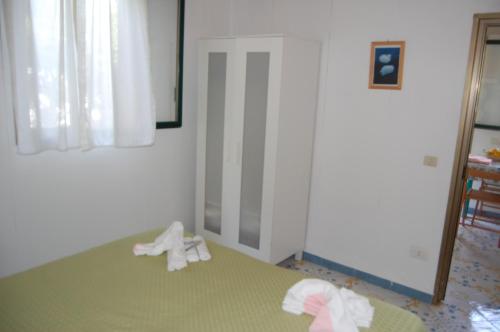 a room with a bed with two towels on it at Villaggio Residence Nettuno in Massa Lubrense