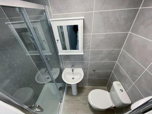 ein Bad mit einem WC, einem Waschbecken und einer Dusche in der Unterkunft Victoria by Pureserviced in Plymouth