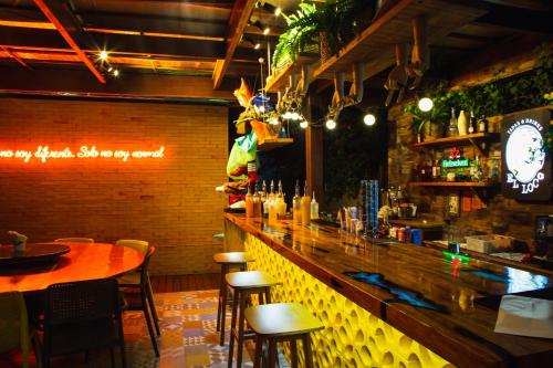 un bar en un restaurante con barra y taburetes en Ecocharme Pousada do Marcilio, en Fernando de Noronha