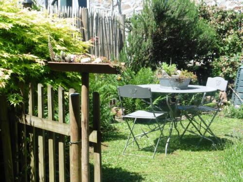 Taman di luar Chambre d'Hôtes - l'Ephémère