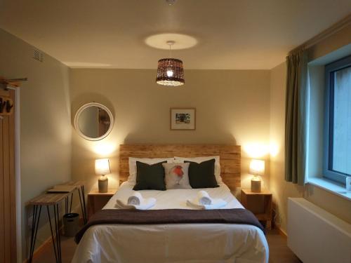 1 dormitorio con 1 cama con 2 toallas en South Downs Eco Lodge & Camping en East Meon