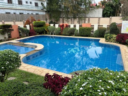 a large blue swimming pool in a yard at Tagaytay Hampton Villa in Tagaytay