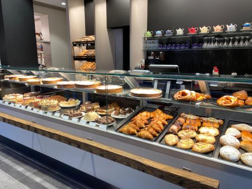 a bakery filled with lots of different types of pastries at Café-Hotel Gutshof in Neunkirchen