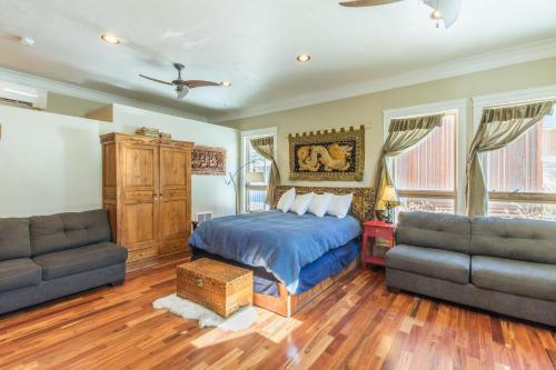 una camera con letto e divano di Lotus Mountain Suites East Suite a Ouray
