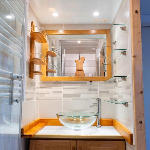 une salle de bain avec un lavabo et un miroir dans l'établissement Cocooning Place, à Saint-Aignan