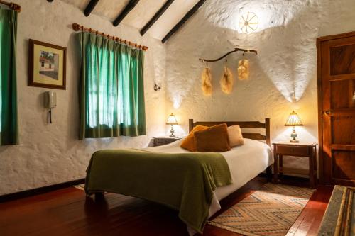 Een bed of bedden in een kamer bij Hostal San Nicolás