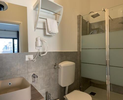 e bagno con servizi igienici, lavandino e doccia. di GALLERIA DEL TORO 3 rooms a Bologna