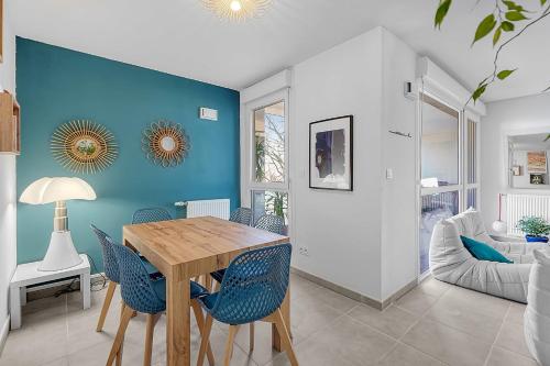 une salle à manger avec une table et des chaises en bois dans l'établissement Beautiful And Spacious Apt At 19 Min From Downtown, à Toulouse