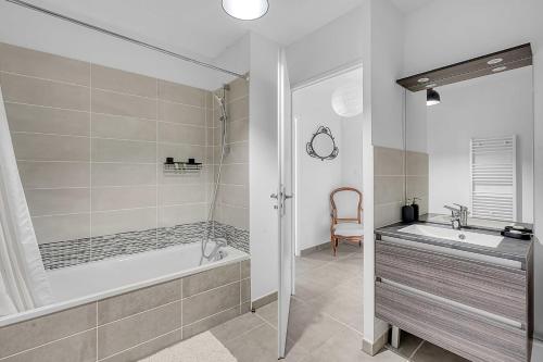 Beautiful And Spacious Apt