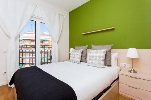 Postel nebo postele na pokoji v ubytování Awesome Apartment Near To Camp Nou