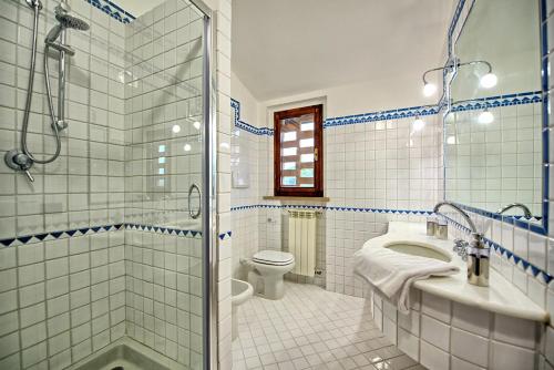 Vonios kambarys apgyvendinimo įstaigoje Villa Renina by PosarelliVillas