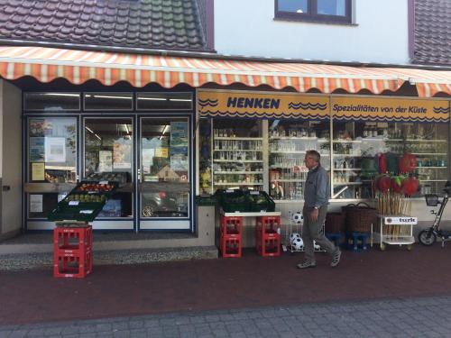 a man walking in front of a store at Sielhuus 10 in Fedderwardersiel