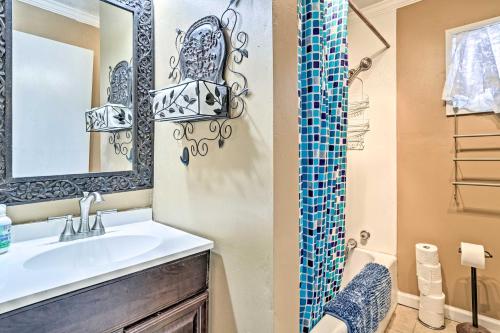 Vannituba majutusasutuses Oxford Home on Private Land Less Than 7 Mi to Dtwn!