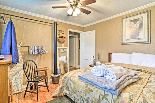 Voodi või voodid majutusasutuse Oxford Home on Private Land Less Than 7 Mi to Dtwn! toas