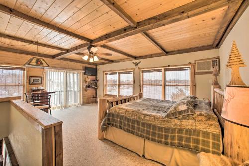 Katil atau katil-katil dalam bilik di The Lodge in Powersville with Game Room and Fire Pit