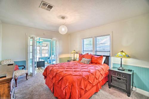 ein Schlafzimmer mit einem Bett mit einer orangefarbenen Tagesdecke in der Unterkunft Lawton Home about 5 Mi to Fort Sill! in Lawton
