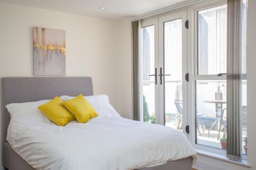 Ένα ή περισσότερα κρεβάτια σε δωμάτιο στο Gorgeous Central Studio with Balcony, 2 mins to Beach and Pier