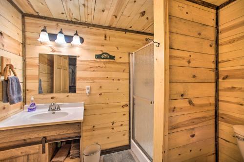 ห้องน้ำของ Rural Powersville Retreat with Lake Access and Porch!