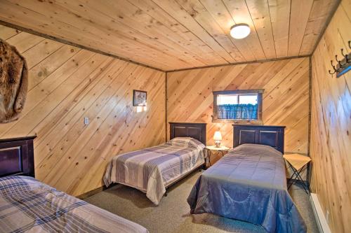 เตียงในห้องที่ Rural Powersville Retreat with Lake Access and Porch!